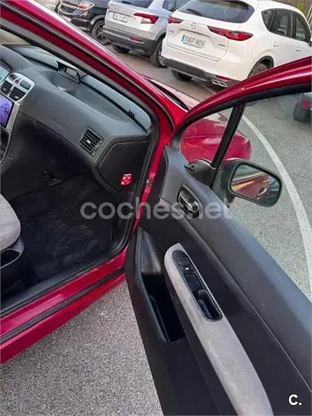 Usado Peugeot 307 110 CV (80 kW) 2003 Rojo Berlina