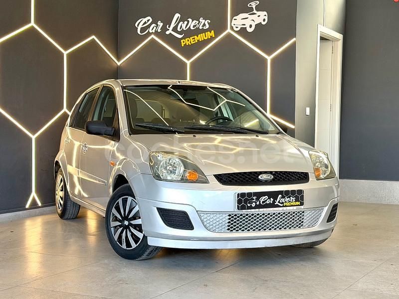 Usado Ford Fiesta Ambiente 70 CV (51 kW) 2007 Gris / plata Berlina