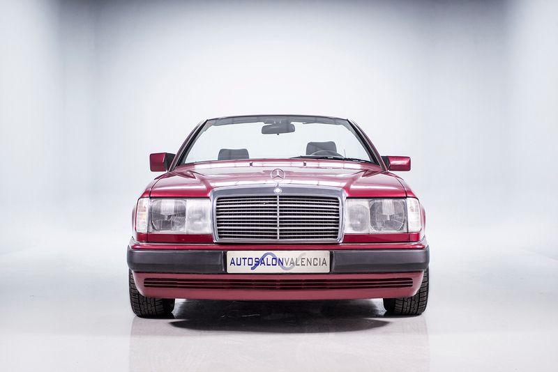 Usado Mercedes E300 220 CV (161 kW) 1993 Rojo Descapotable