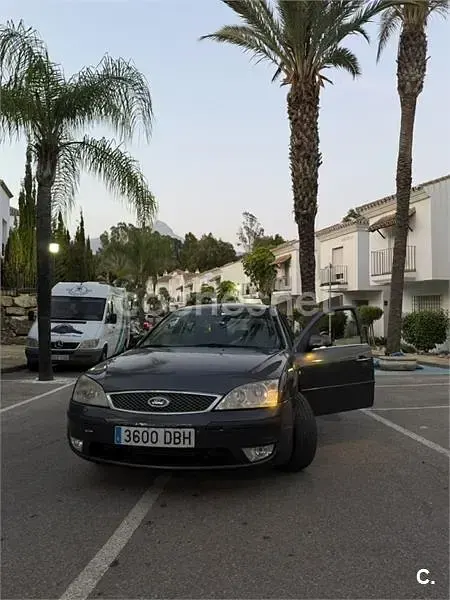 Usado Ford Mondeo Futura 115 CV (84 kW) 2004 Gris / plata Berlina