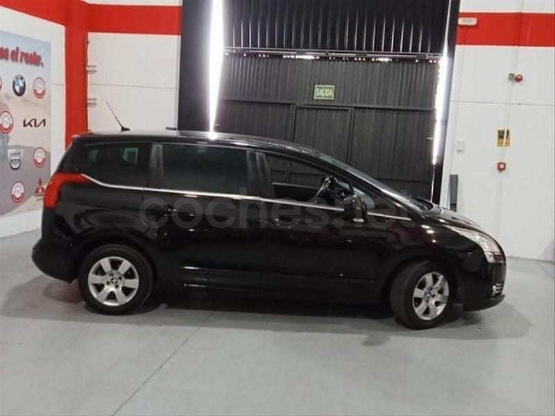 Usado Peugeot 5008 Active 115 CV (84 kW) 2013 Negro Monovolumen