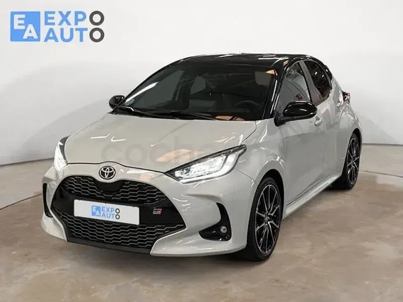 Käytetty Toyota Yaris Hybrid Sport 116 HP (85 kW) 2023 Valkoinen Sedan