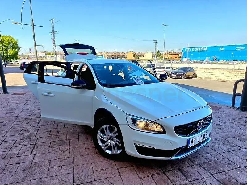 Usado Volvo V60 CC Kinetic 150 CV (110 kW) 2017 Blanco Familiar