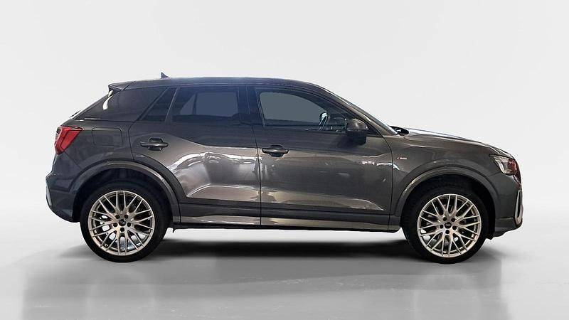 Usado Audi Q2 Ambiente 150 CV (110 kW) 2024 Gris SUV