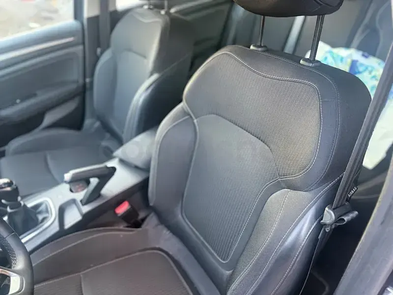 Usado Renault Mégane II Equilibre 115 CV (84 kW) 2022 Gris / plata Berlina