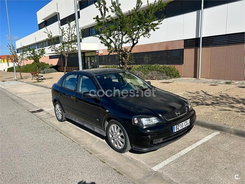 Usado Opel Astra Edition 100 CV (73 kW) 2004 Negro Berlina