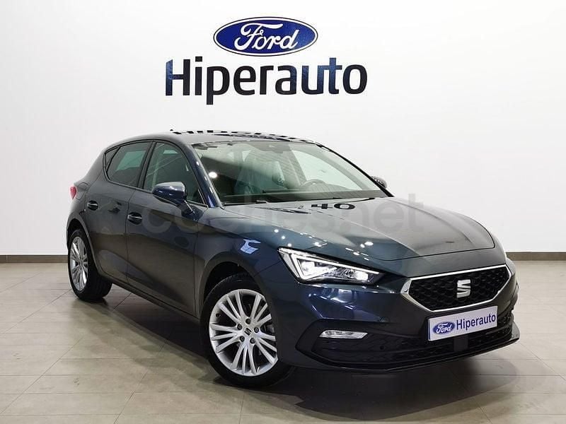 Usado Seat Leon Style 130 CV (95 kW) 2021 Gris / plata Berlina