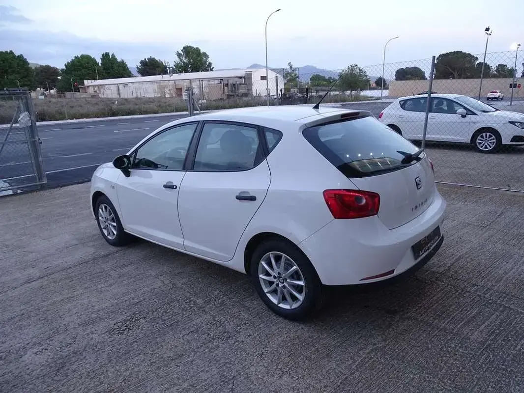 Usado Seat Ibiza Reference 86 CV (63 kW) 2011 Blanco Utilitario