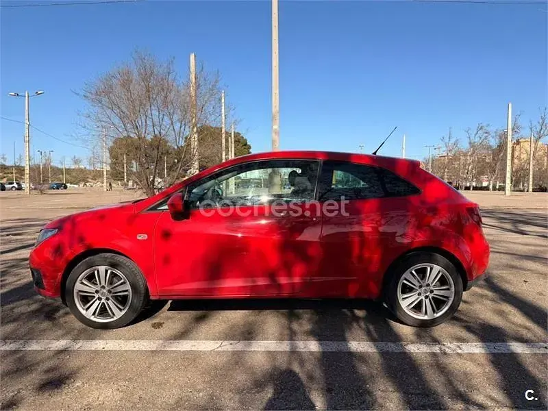 Usado Seat Ibiza SC 90 CV (66 kW) 2010 Rojo Utilitario