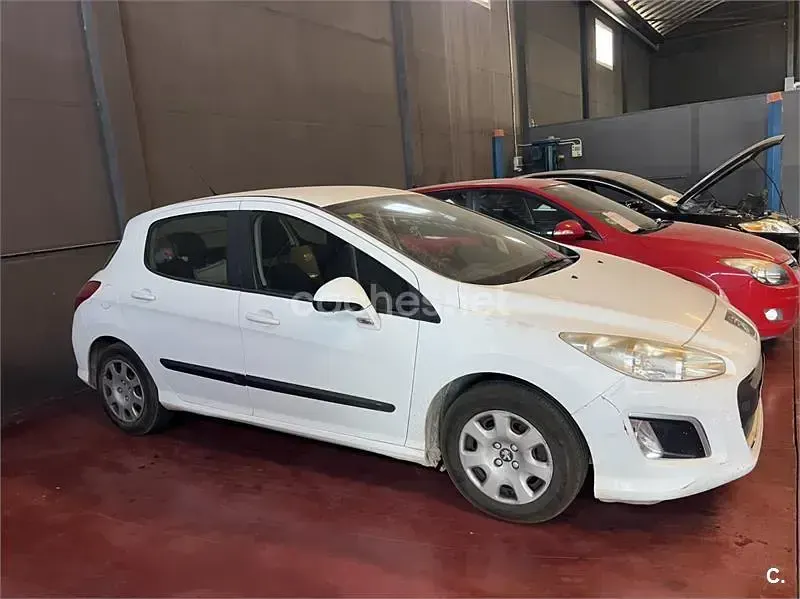 Usado Peugeot 308 Access 98 CV (72 kW) 2012 Blanco Berlina