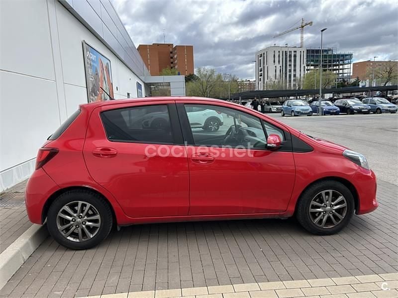 Usado Toyota Yaris Active 69 CV (50 kW) 2016 Rojo Berlina