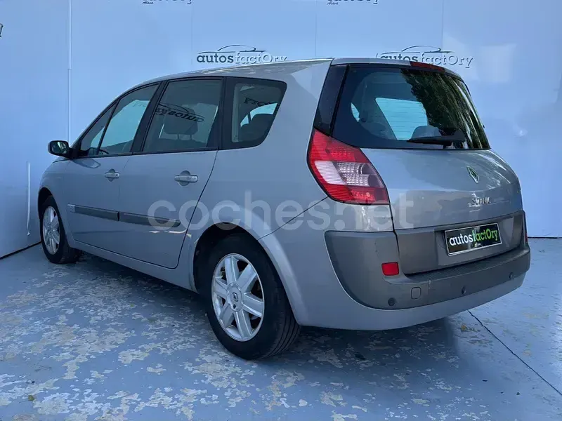 Usado Renault Grand Scénic Privilege 120 CV (88 kW) 2004 Gris / plata Monovolumen
