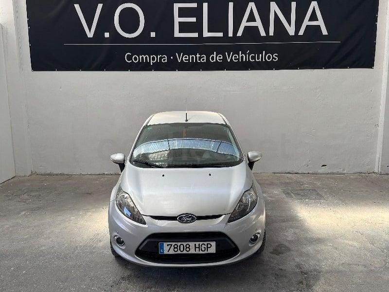 Usado Ford Fiesta Trend 70 CV (51 kW) 2011 Gris / plata Utilitario