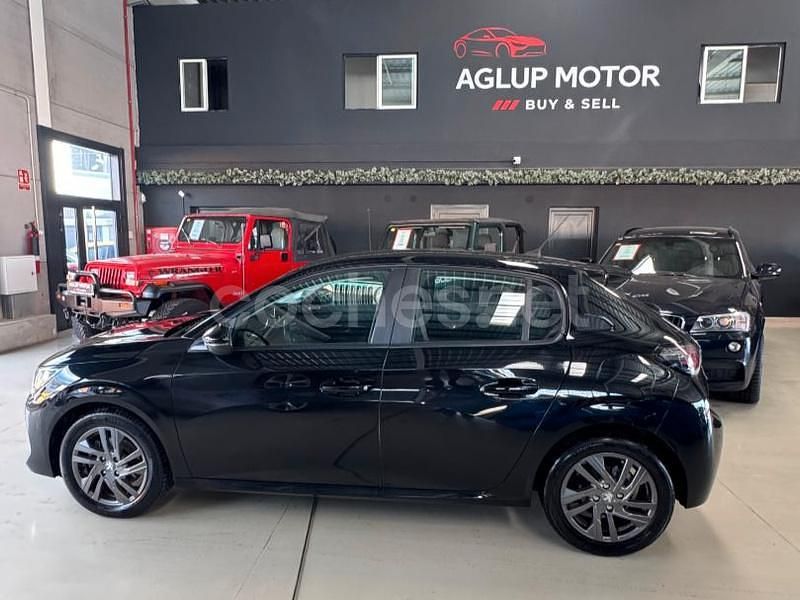 Usado Peugeot 208 Active 100 CV (73 kW) 2022 Negro Utilitario