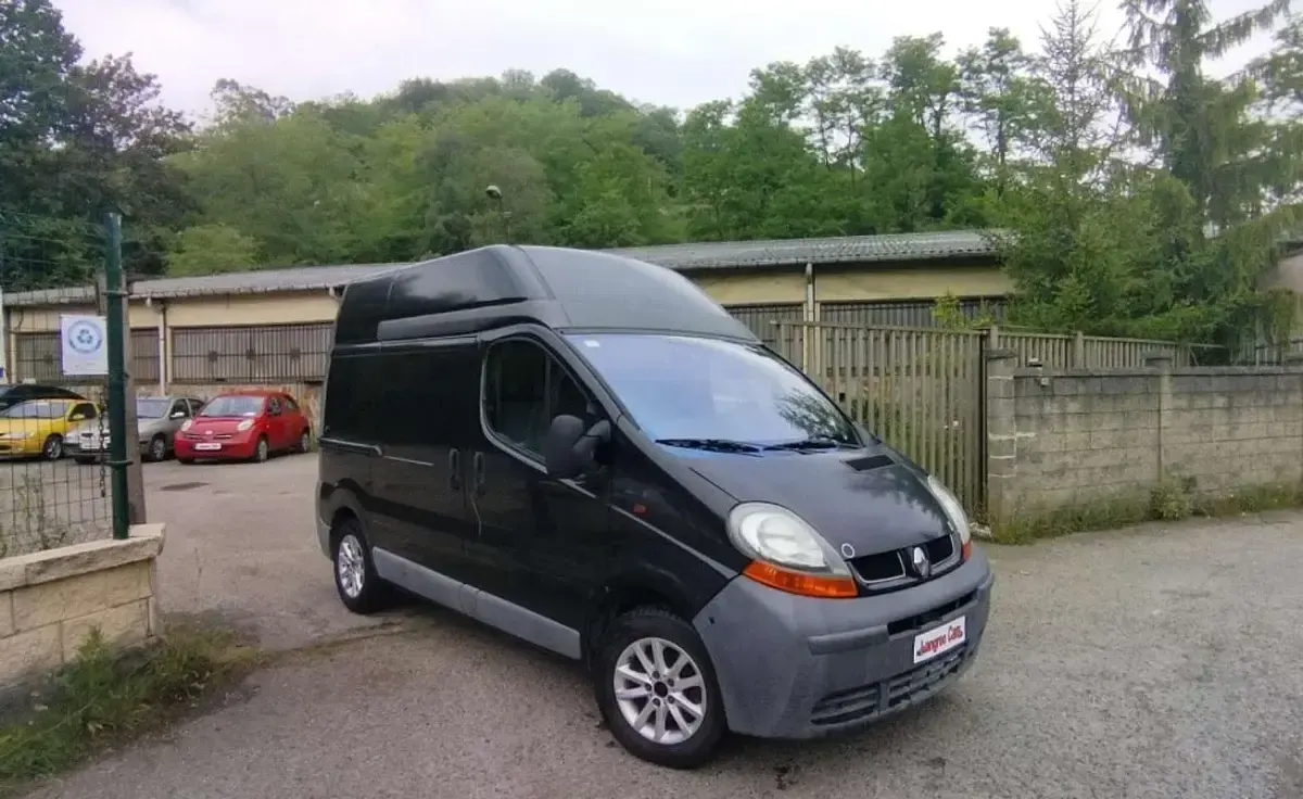 Usado Renault Trafic 99 CV (72 kW) 2006 Negro Monovolumen