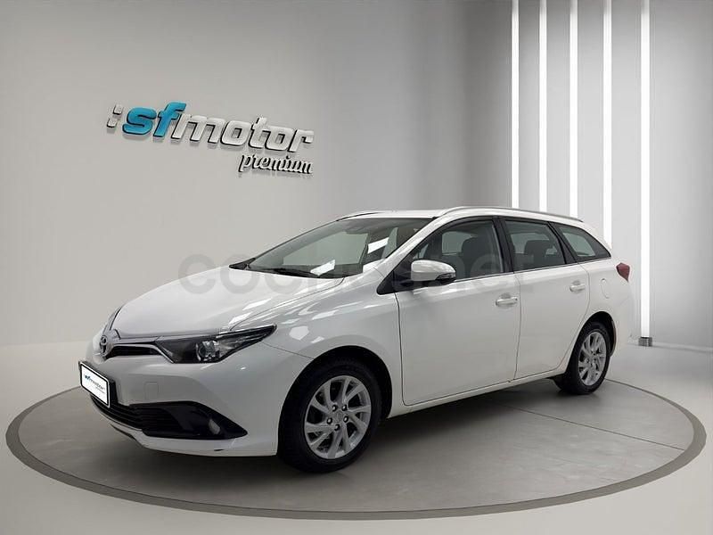 Usado Toyota Auris Active 116 CV (85 kW) 2015 Blanco Familiar