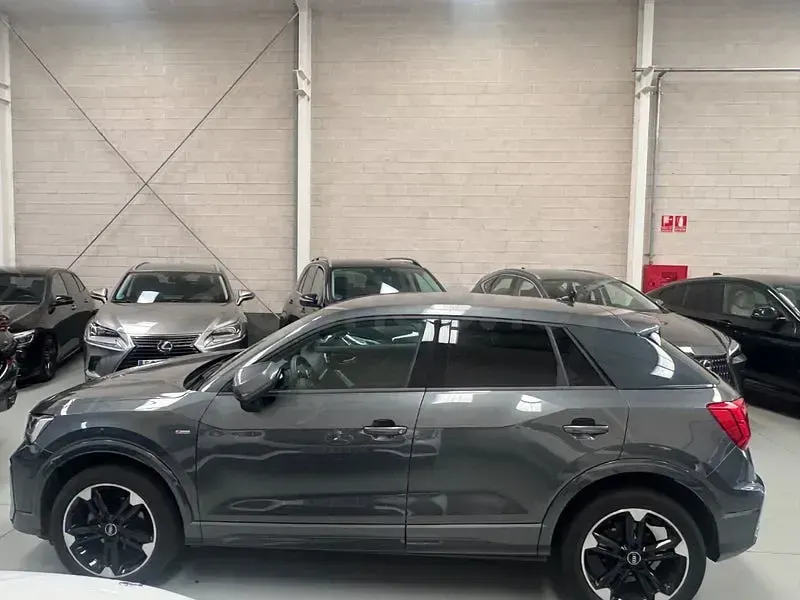Usado Audi Q2 S-Line 150 CV (110 kW) 2022 Gris / plata SUV