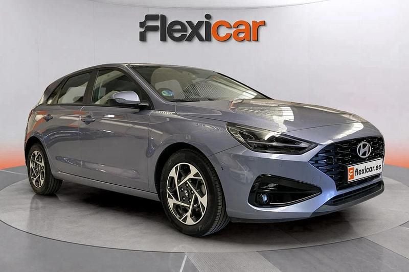 Gris Usado 2024 Hyundai i30 Berlina | 17.790 € (Precio justo) - Imagen 1/4