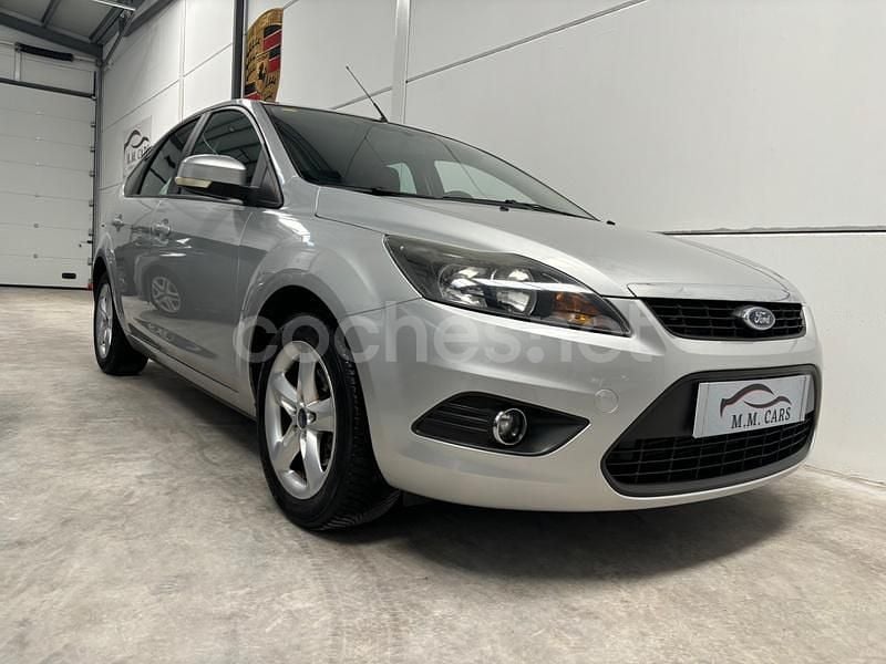 Gris / plata Usado 2010 Ford Focus Titanium Berlina | 4599 € (Precio justo) - Imagen 1/4
