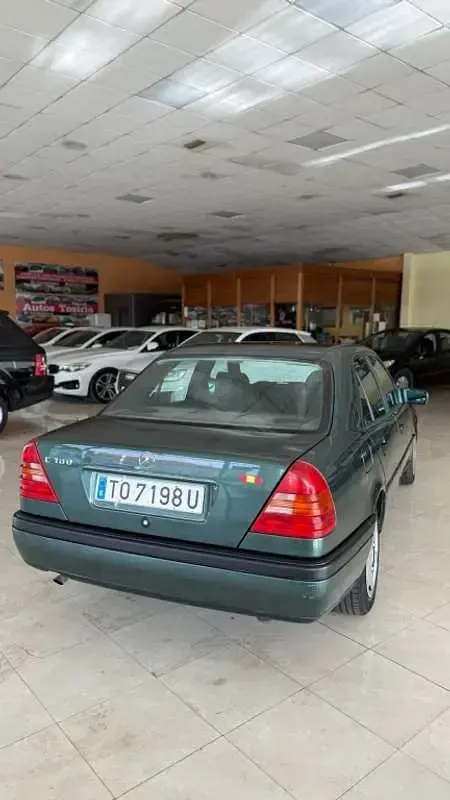 Usado Mercedes C180 121 CV (88 kW) 1993 Verde Berlina