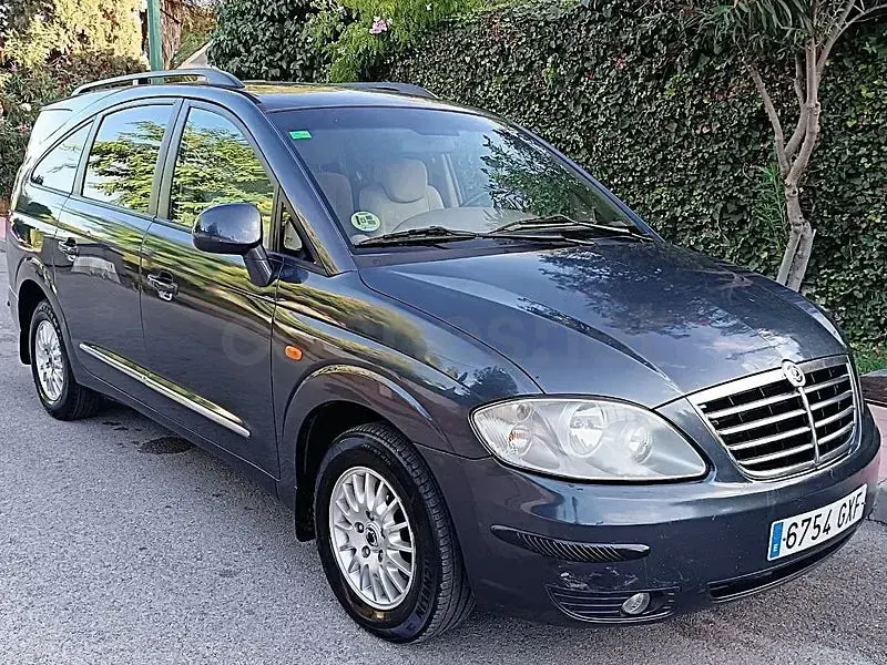 Usado SsangYong Rodius 165 CV (121 kW) 2010 Gris / plata Monovolumen