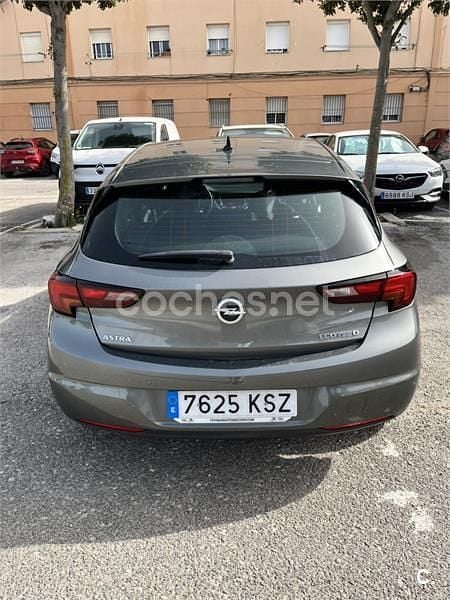 Usado Opel Astra Selective 110 CV (80 kW) 2019 Gris / plata Berlina