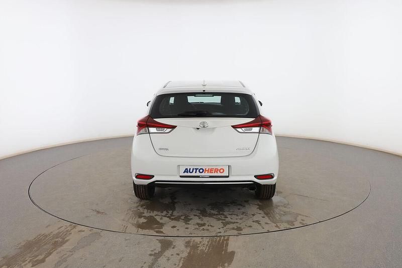 Usado Toyota Auris Active 115 CV (84 kW) 2015 Blanco Berlina