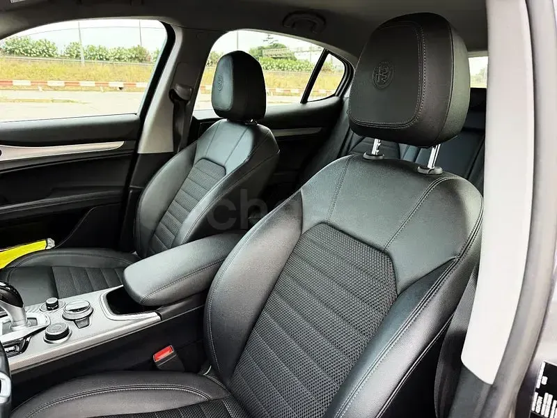 Usado Alfa Romeo Stelvio Sprint 190 CV (139 kW) 2021 Gris / plata SUV