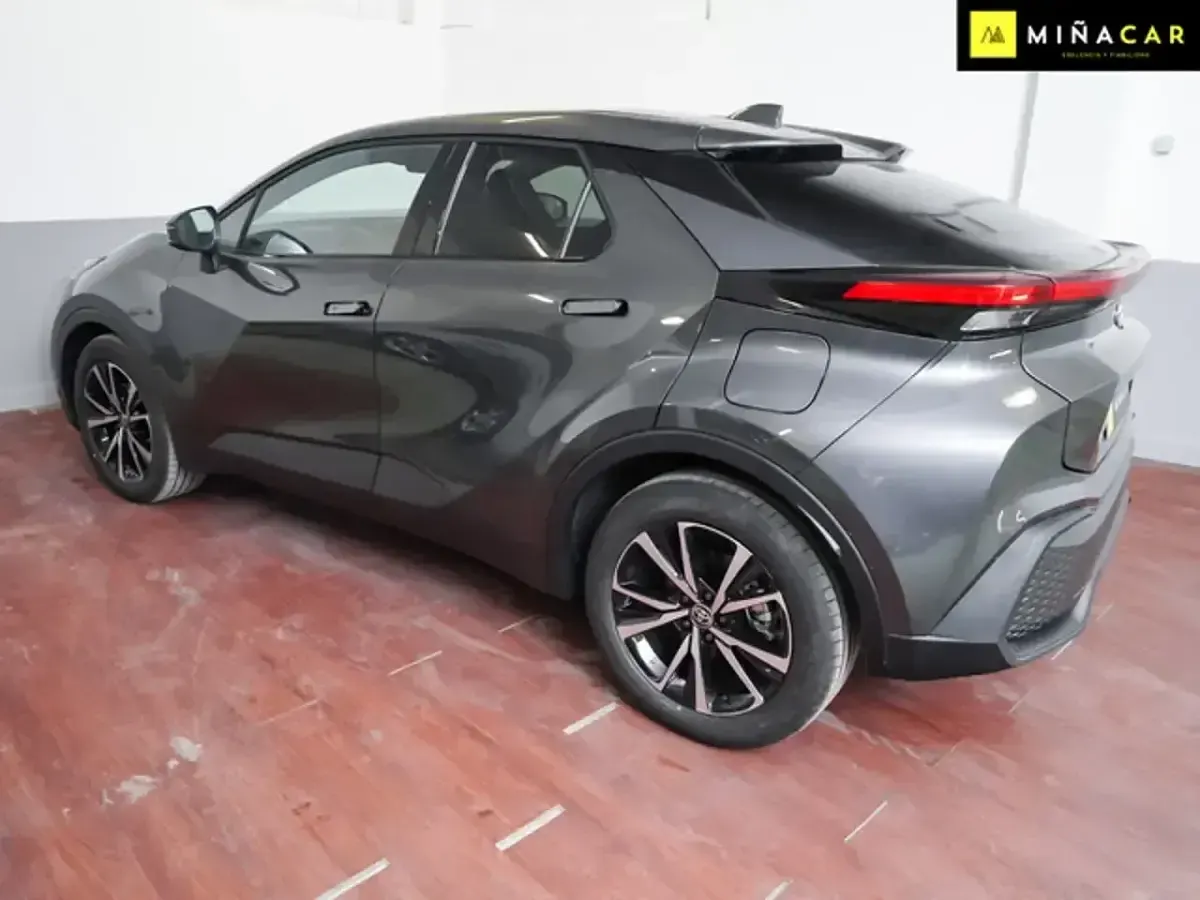 Usado Toyota C-HR Advance 140 CV (102 kW) 2025 Gris / plata SUV