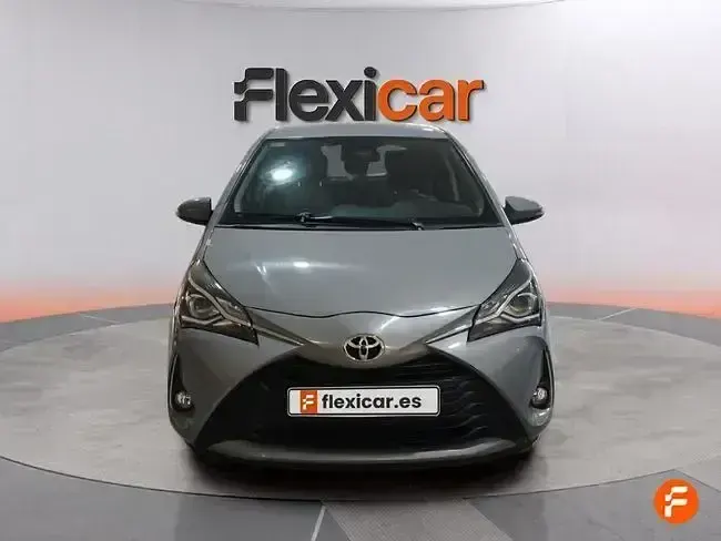 Usado Toyota Yaris Active 69 CV (50 kW) 2020 Gris Berlina