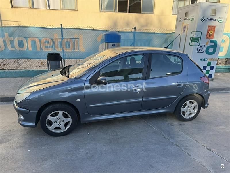 Usado Peugeot 206 70 CV (51 kW) 2007 Gris / plata Berlina
