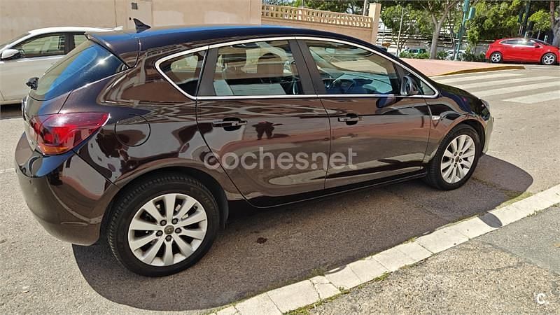 Usado Opel Astra Excellence 110 HP (80 kW) 2012 Castanho Sedan
