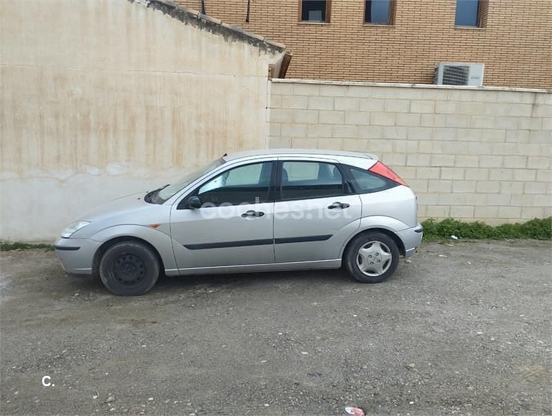 Usado Ford Focus Ambiente 100 CV (73 kW) 2003 Gris / plata Familiar
