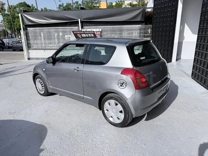 Usado Suzuki Swift GLX 92 CV (67 kW) 2005 Gris / plata Utilitario
