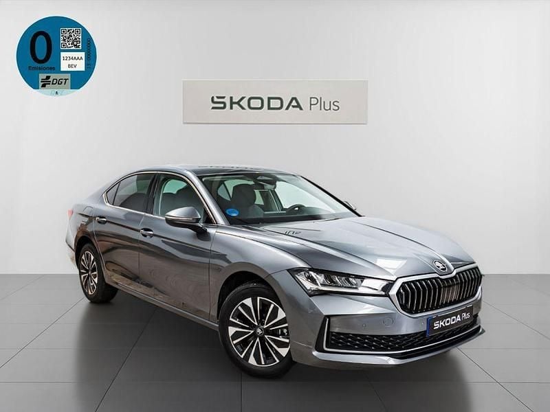 Usado Skoda Superb Selection 204 CV (150 kW) 2025 Gris / plata Berlina