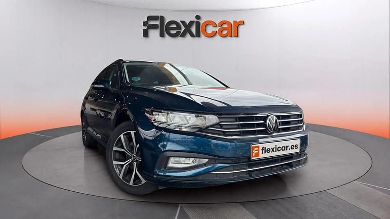 Usado VW Passat 122 CV (89 kW) 2023 Azul Familiar