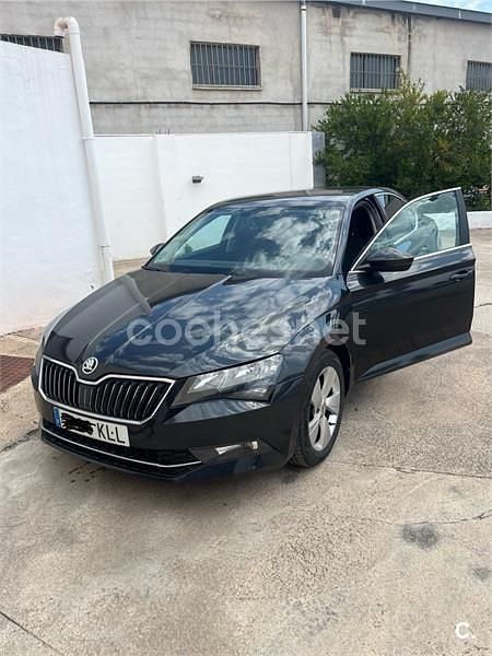 Usado Skoda Superb Style 150 CV (110 kW) 2018 Negro Familiar