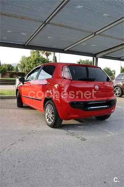 Usado Fiat Punto Evo Life 75 CV (55 kW) 2011 Rojo Utilitario
