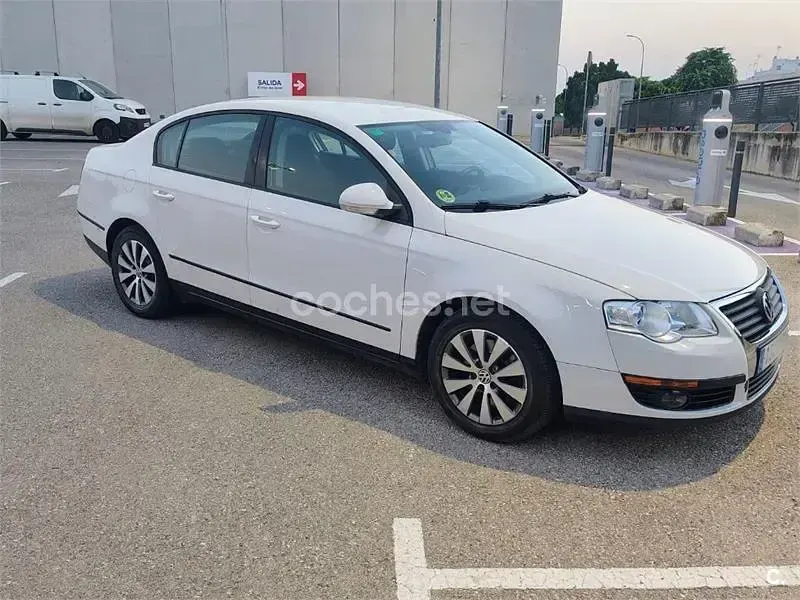 Usado VW Passat Advance 110 CV (80 kW) 2010 Blanco Familiar