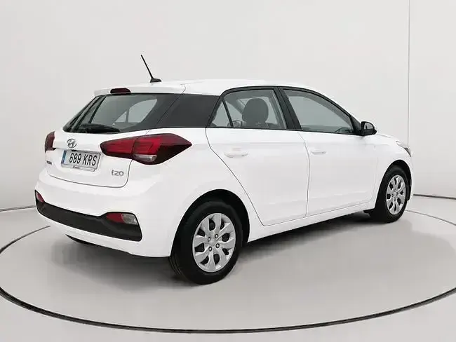Usado Hyundai i20 75 CV (55 kW) 2018 Blanco Berlina