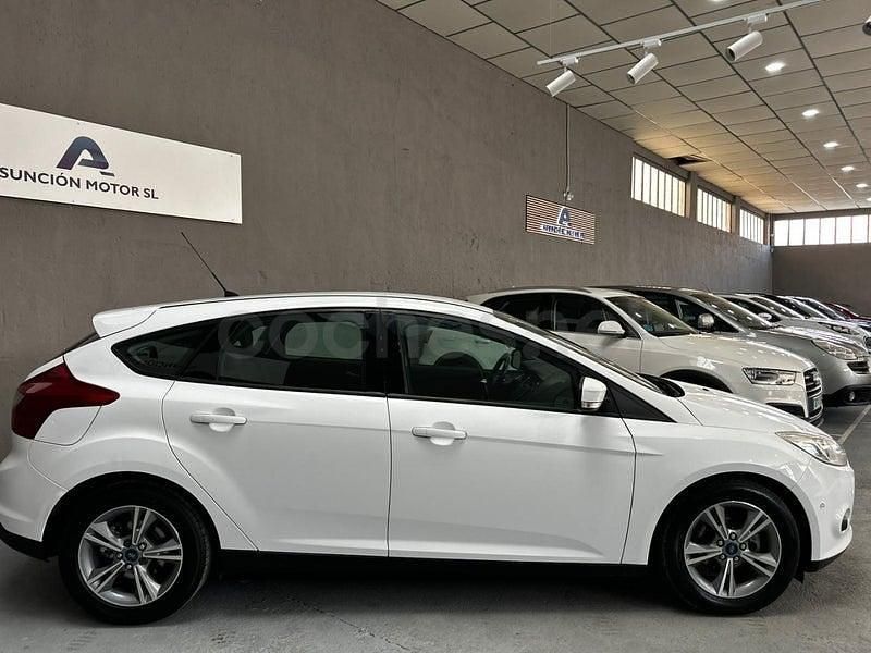 Usado Ford Focus 115 CV (84 kW) 2014 Blanco Berlina