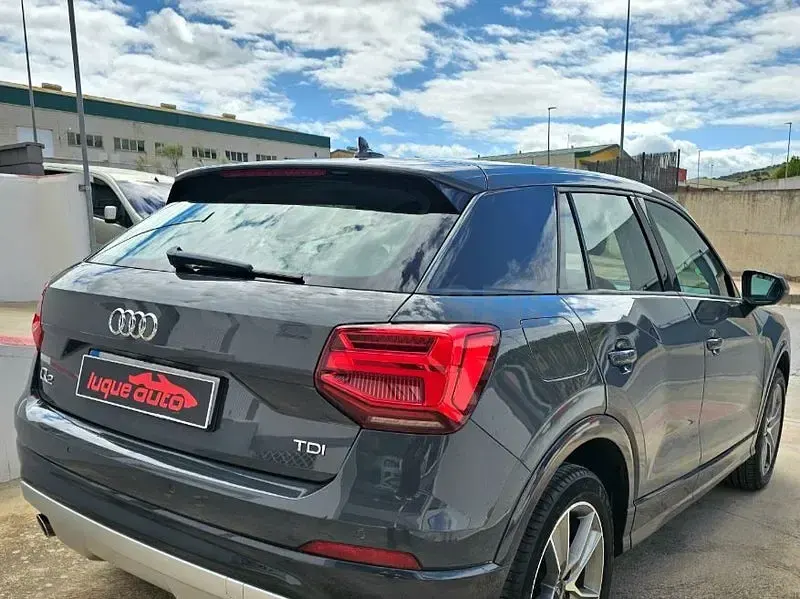 Usado Audi Q2 Advanced Plus 116 CV (85 kW) 2018 Gris / plata SUV