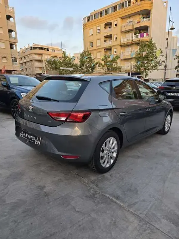 Usado Seat Leon 122 CV (89 kW) 2015 Gris Utilitario