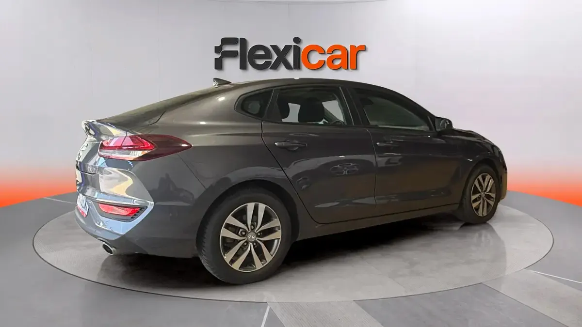 Usado Hyundai i30 120 CV (88 kW) 2021 Gris Berlina