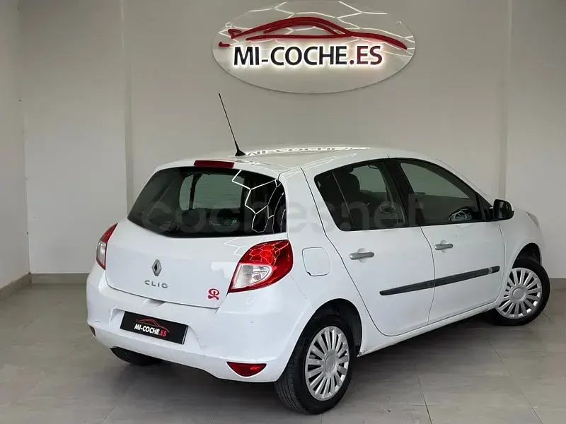Usado Renault Clio Exception 85 CV (62 kW) 2010 Blanco Familiar