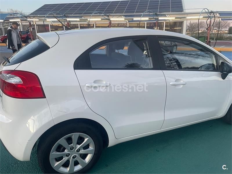 Usado Kia Rio 90 CV (66 kW) 2011 Blanco Berlina