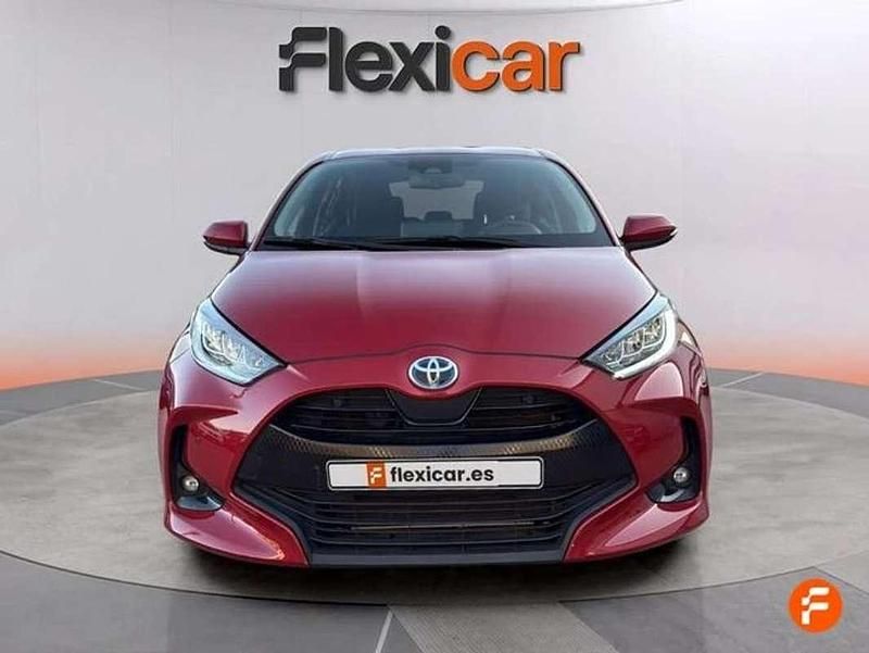 Usado Toyota Yaris Hybrid Active 116 CV (85 kW) 2023 Rojo Utilitario