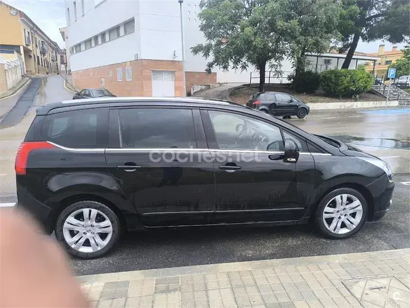 Usado Peugeot 5008 112 CV (82 kW) 2012 Negro Monovolumen