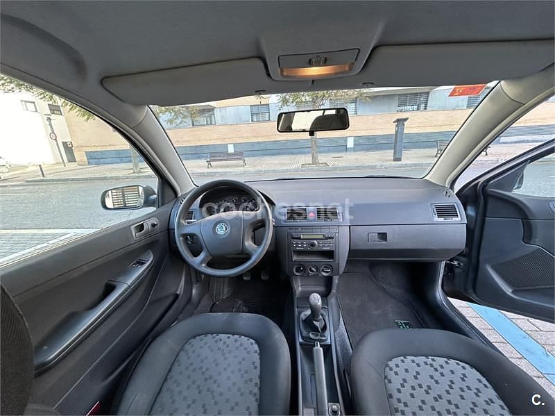 Usado Skoda Fabia Classic 64 CV (47 kW) 2005 Gris / plata Berlina