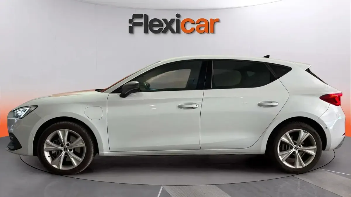 Usado Seat Leon FR 204 CV (150 kW) 2023 Blanco Berlina